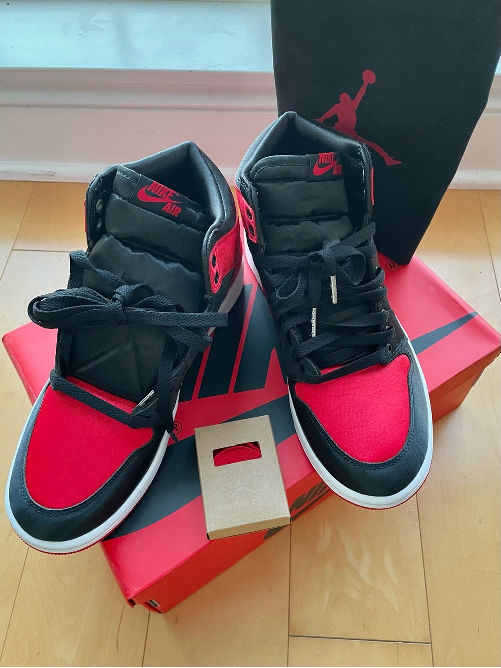 NIB Air Jordan 1 Retro HI OG in Black/University Red-White 8.5M 10W - Picture 2 of 6